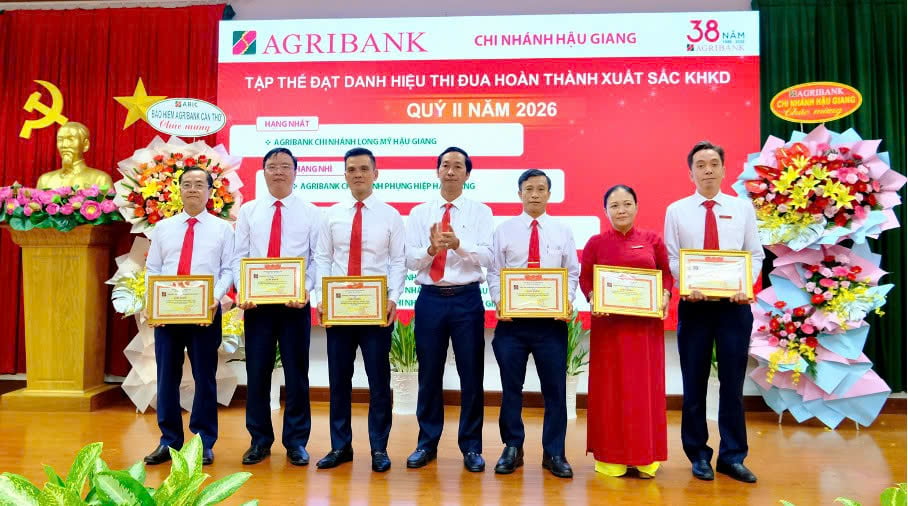Ông Trần Quốc Tuấn - Giám đốc Agribank Chi nhánh Hậu Giang (chính giữa) trao giấy khen cho các tập thể hoàn thành xuất sắc kế hoạch kinh doanh quý II/2026. Ảnh: Thanh Tùng.
