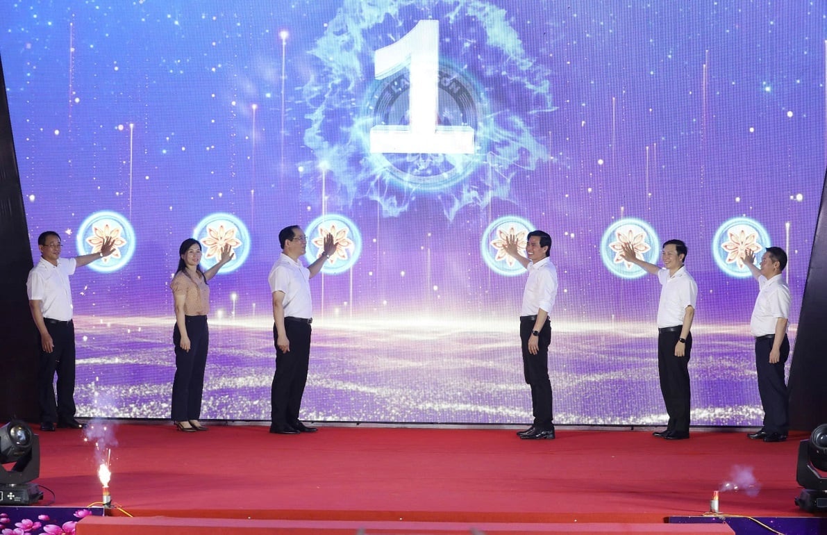 Các đại biểu thực hiện nghi thức bấm nút khai trương Không gian văn hóa đường Hùng Vương. Ảnh: Hoàng Nghĩa.
