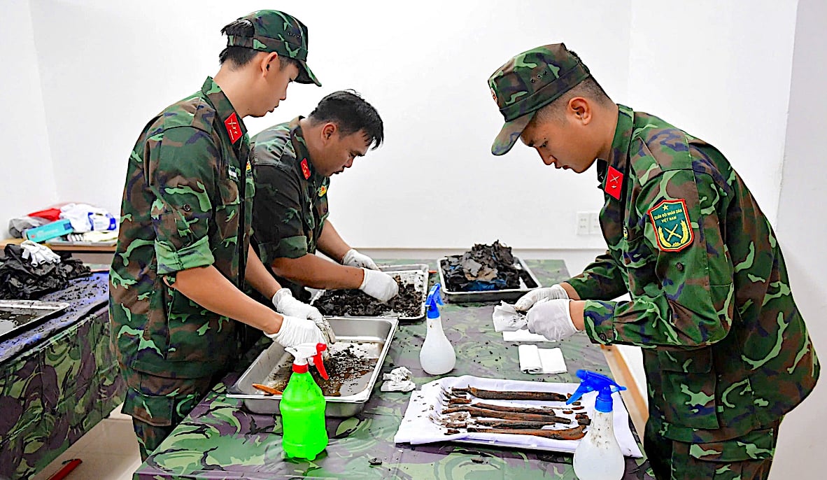 Cán bộ đội quy tập tiến hành xử lý, phân loại và bảo quản di vật. Ảnh: Đình Văn.