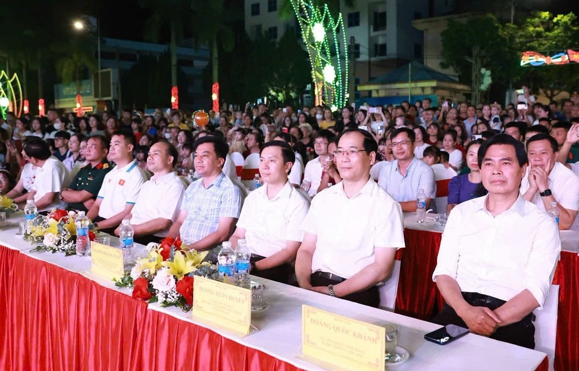 Lãnh đạo tỉnh Lạng Sơn và các đại biểu dự chương trình. Ảnh: Hoàng Như.