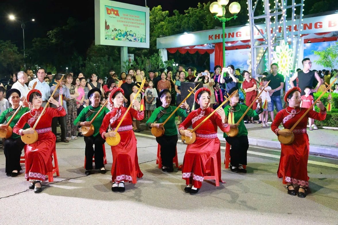Tiết mục hát then, đàn tính mang đậm bản sắc văn hóa dân tộc thu hút đông đảo người dân và du khách. Ảnh: Hoàng Như.