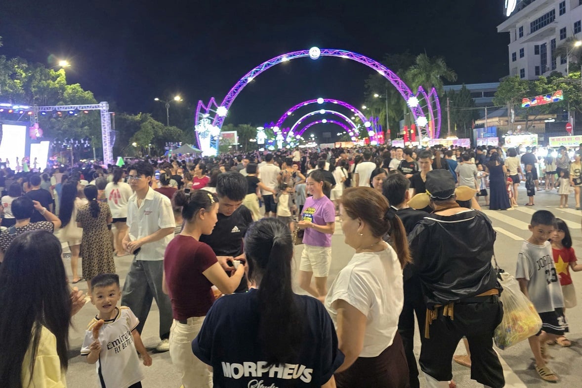 Đông đảo người dân và du khách tham gia các hoạt động trong đêm khai trương, kỳ vọng Không gian văn hóa đường Hùng Vương sẽ trở thành điểm hẹn cuối tuần hấp dẫn của xứ Lạng. Ảnh: Hoàng Nghĩa.
