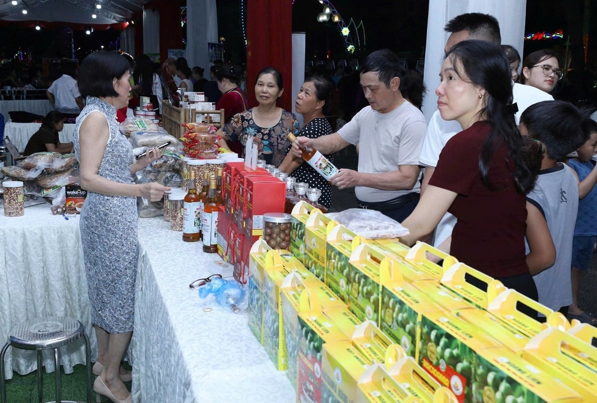 Người dân và du khách tham quan, mua sắm các sản phẩm OCOP và đặc sản địa phương tại không gian trưng bày. Ảnh: Hoàng Nghĩa.