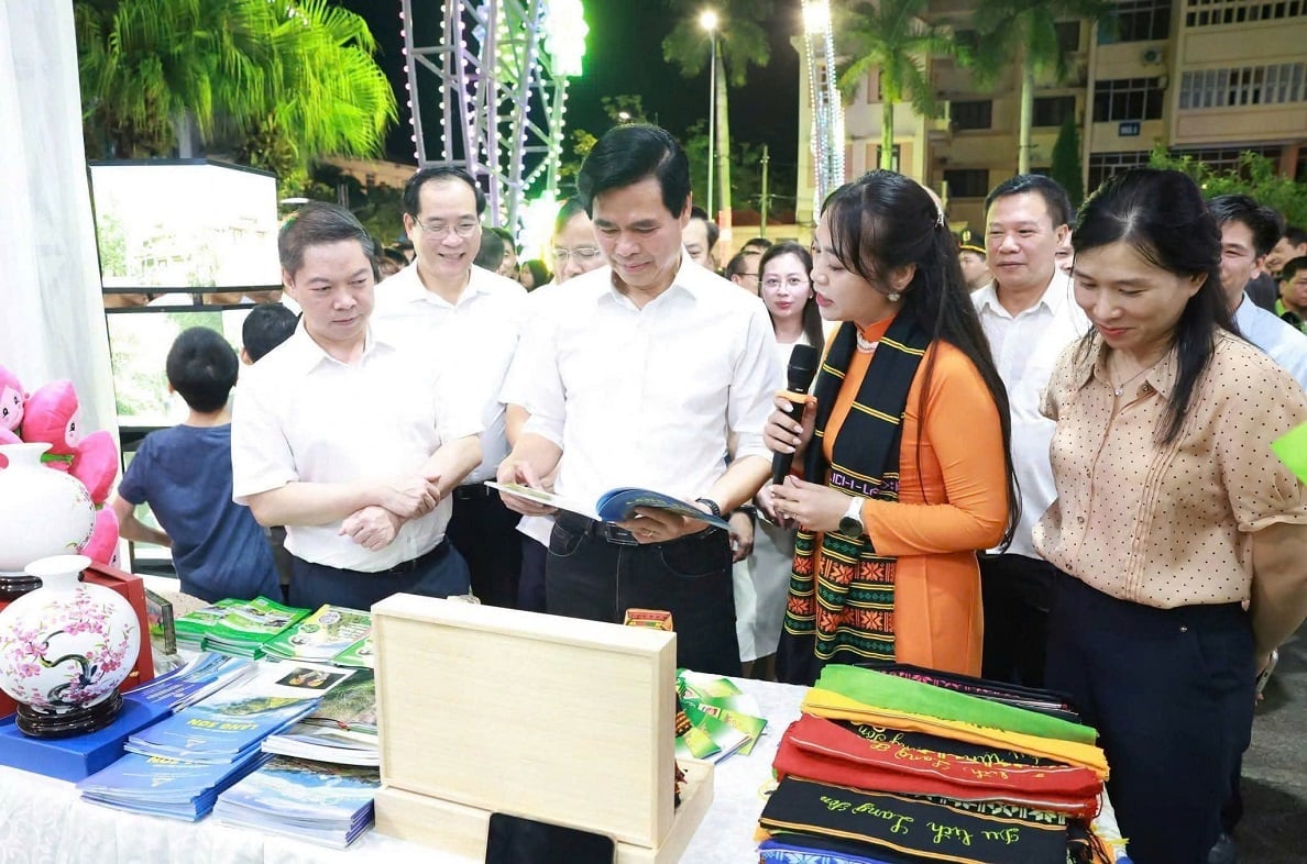 Các đại biểu tham quan không gian trưng bày, giới thiệu văn hóa, du lịch và sản phẩm đặc trưng của tỉnh Lạng Sơn. Ảnh: Hoàng Như.