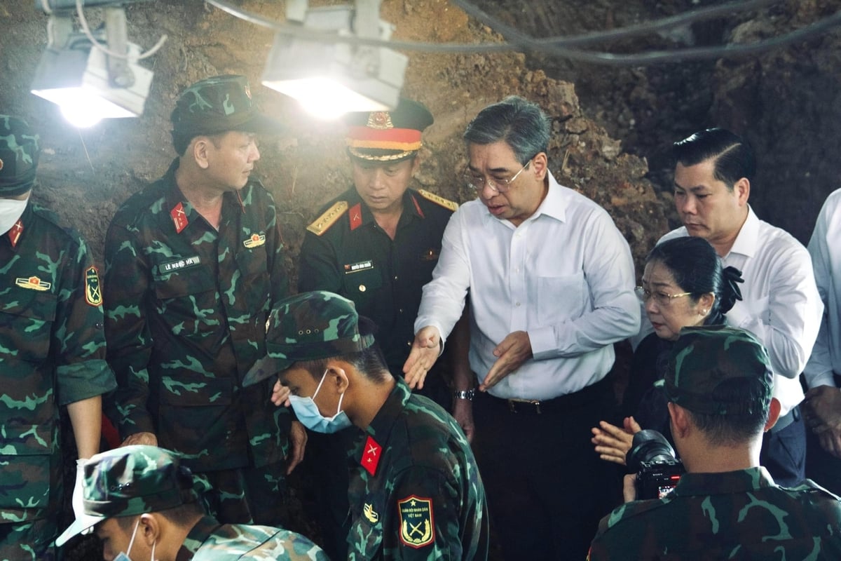 Ông Nguyễn Phước Lộc đến khu vực tìm kiếm hài cốt liệt sĩ thăm hỏi và động viên lực lượng làm nhiệm vụ. Ảnh: Hồng Thủy. 
