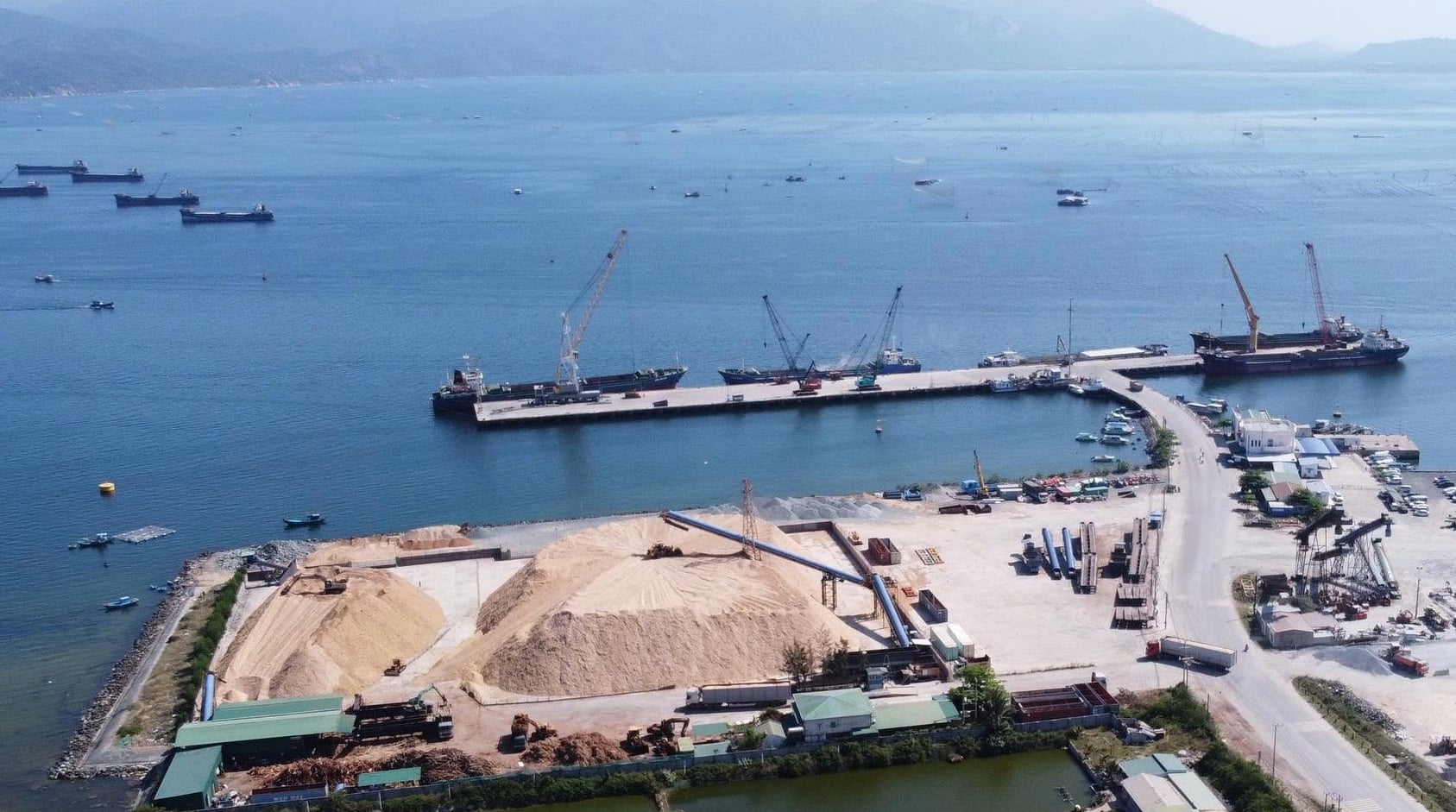 Một góc cảng biển trên địa bàn tỉnh Khánh Hòa. Ảnh: T.Nhân.