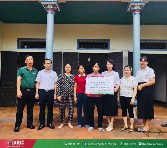 Đại diện Bảo hiểm Agribank Phú Thọ và Agribank Chi nhánh Thanh Thủy chi trả quyền lợi bảo hiểm Bảo an tiết kiệm cho gia đình khách hàng Lê Văn Giáp. Ảnh: ABIC.