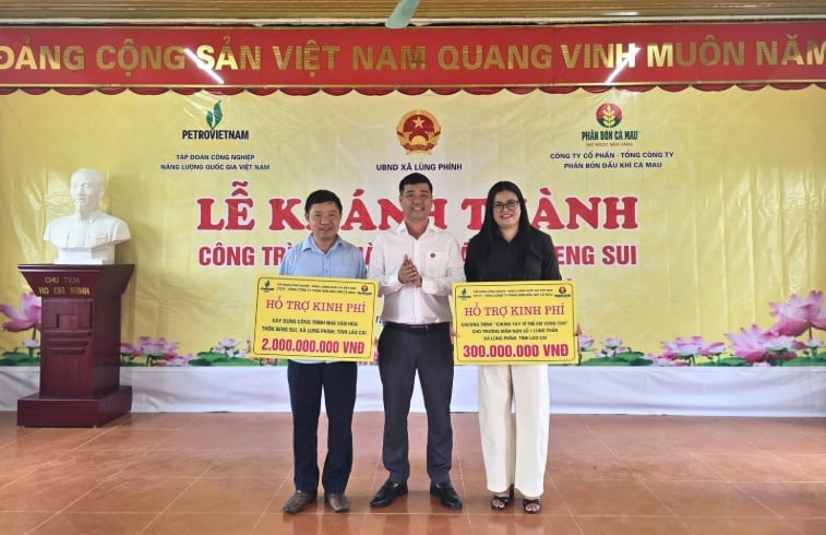 Phân bón Cà Mau trao kinh phí hỗ trợ xây dựng Nhà văn hóa thôn Seng Sui và chương trình 'Chung tay vì trẻ em vùng cao'. Ảnh: PVCFC.