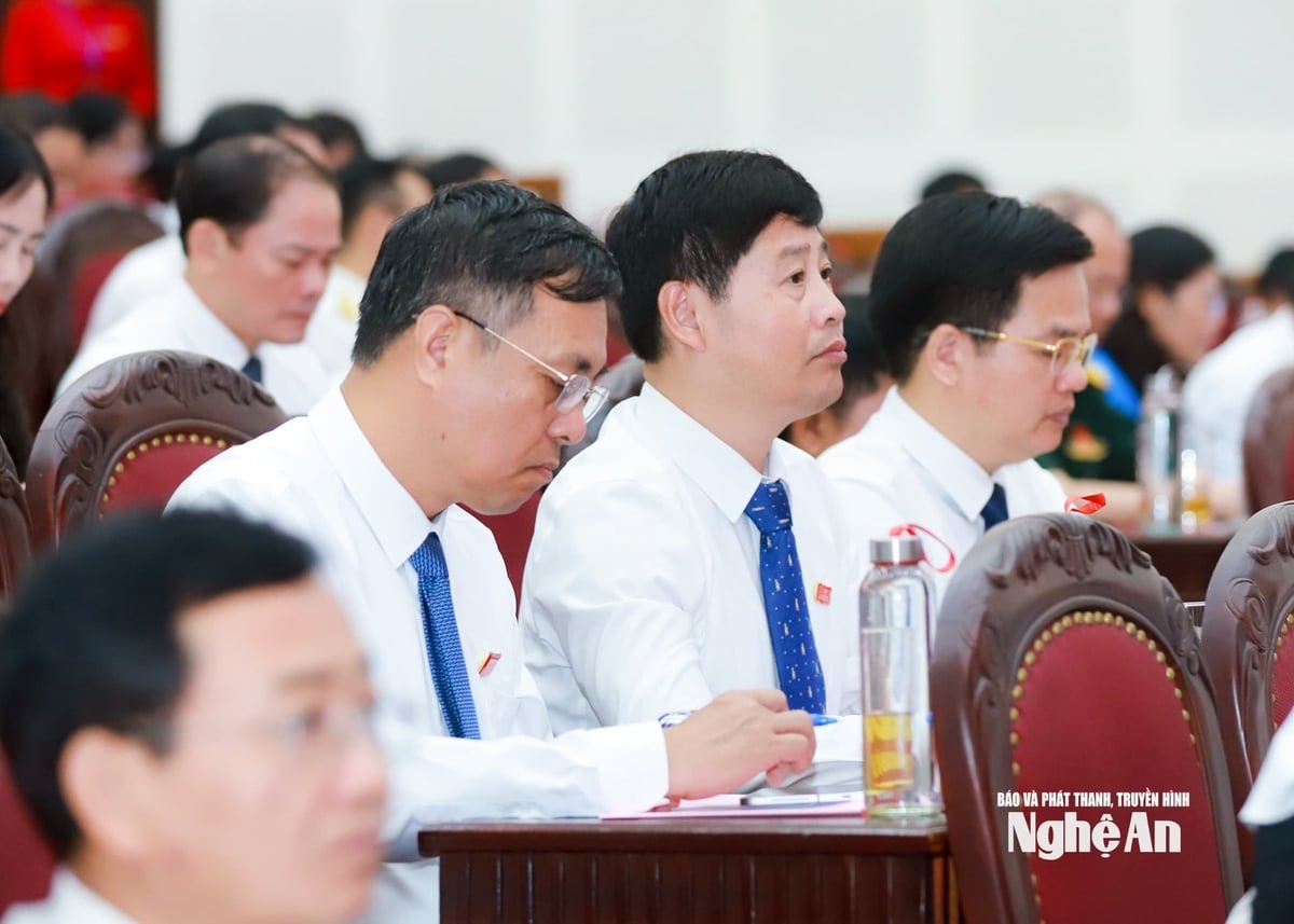 Các đại biểu chăm chú nghe Tờ trình của UBND tỉnh trình kỳ họp. Ảnh: Thành Duy, Báo và PTNT Nghệ An