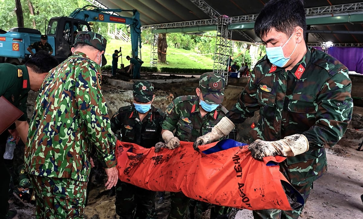 Tính đến ngày 13/7, lực lượng tìm kiếm hài cốt liệt sĩ tại công viên Lê Thị Riêng đã tìm được 69 bộ và 1 bộ tập thể. Ảnh: Hồng Thủy.