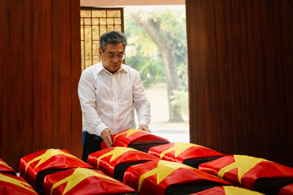 Ông Nguyễn Phước Lộc thăm nhà quàn hài cốt liệt sĩ tại công viên Lê Thị Riêng. Ảnh: Hồng Thủy.