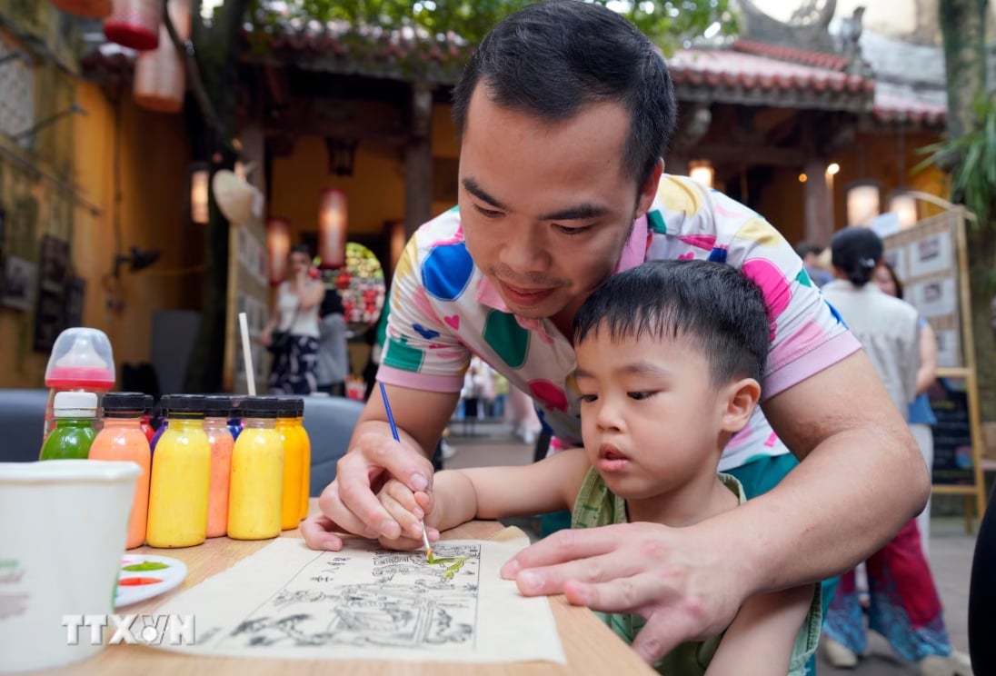 Người dân trải nghiệm Triển lãm và Workshop 'Họa Sắc Kinh Kỳ' ngày 2 -3/5/2026 tại Hội quán Phúc Kiến (phường Hoàn Kiếm, Hà Nội). Ảnh: Khánh Hòa/TTXVN.