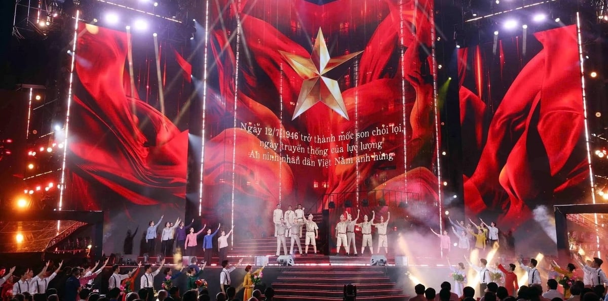 Tại đêm gala, thông qua các tiết mục nghệ thuật đặc sắc đã tái hiện lại những chiến công to lớn của lực lượng An ninh nhân dân. Ảnh: BCA.