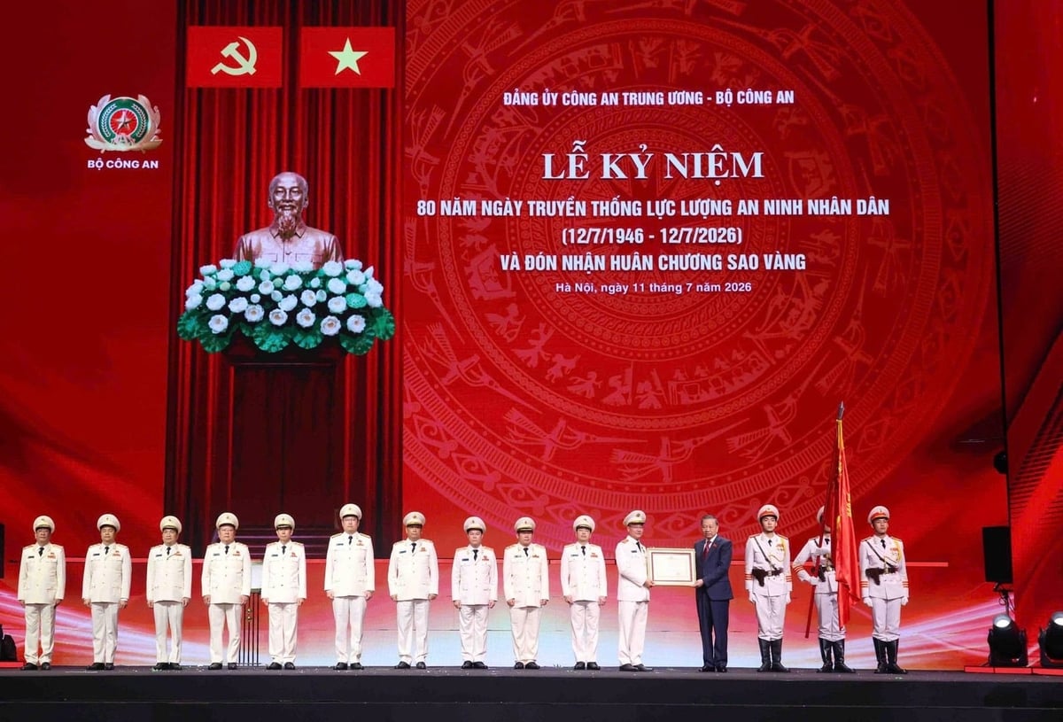 Tổng Bí thư, Chủ tịch nước Tô Lâm trao Huân chương Sao Vàng lần thứ 4 tặng lực lượng An ninh nhân dân. Ảnh: BCA.