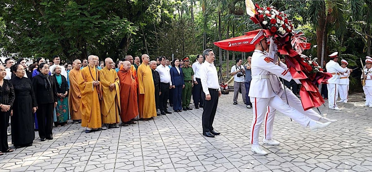 Đoàn đại biểu dâng hoa, dâng hương tưởng niệm các Anh hùng liệt sĩ. Ảnh: Hồng Thủy.