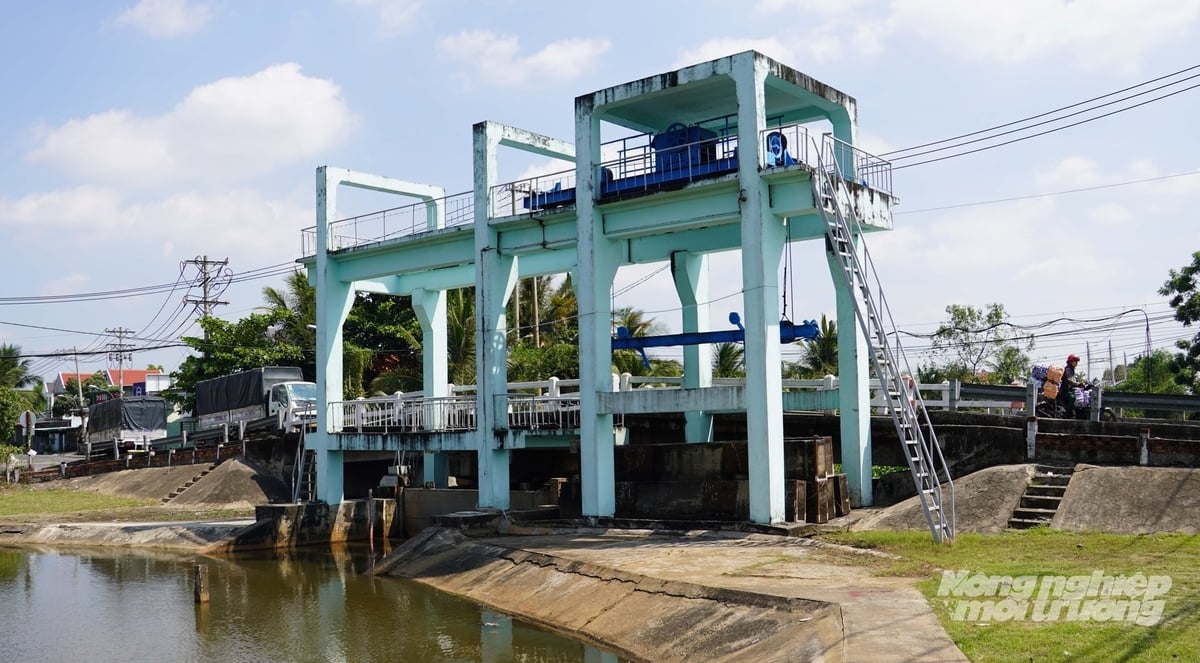 Nguồn Quỹ PCTT TP.HCM được ưu tiên đầu tư cho các công trình chống ngập, gia cố đê bao, xử lý sạt lở và nâng cao năng lực ứng phó tại cơ sở. Ảnh: Lê Bình.
