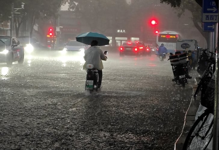 Các chuyên gia cảnh báo thời tiết cực đoan và bão lũ sẽ xuất hiện dồn dập hơn trong năm 2026, đặt ra thách thức với năng lực ứng phó thiên tai của Trung Quốc. Ảnh: TheCBIJ.