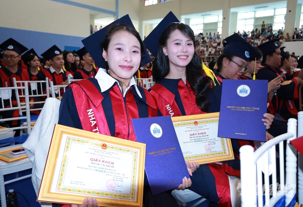Các tân cử nhân ngành ngôn ngữ Anh phấn khởi khi chính thức tốt nghiệp, tự tin bước vào hành trình nghề nghiệp với nhiều khát vọng và cơ hội mới. Ảnh: Phương Chi.