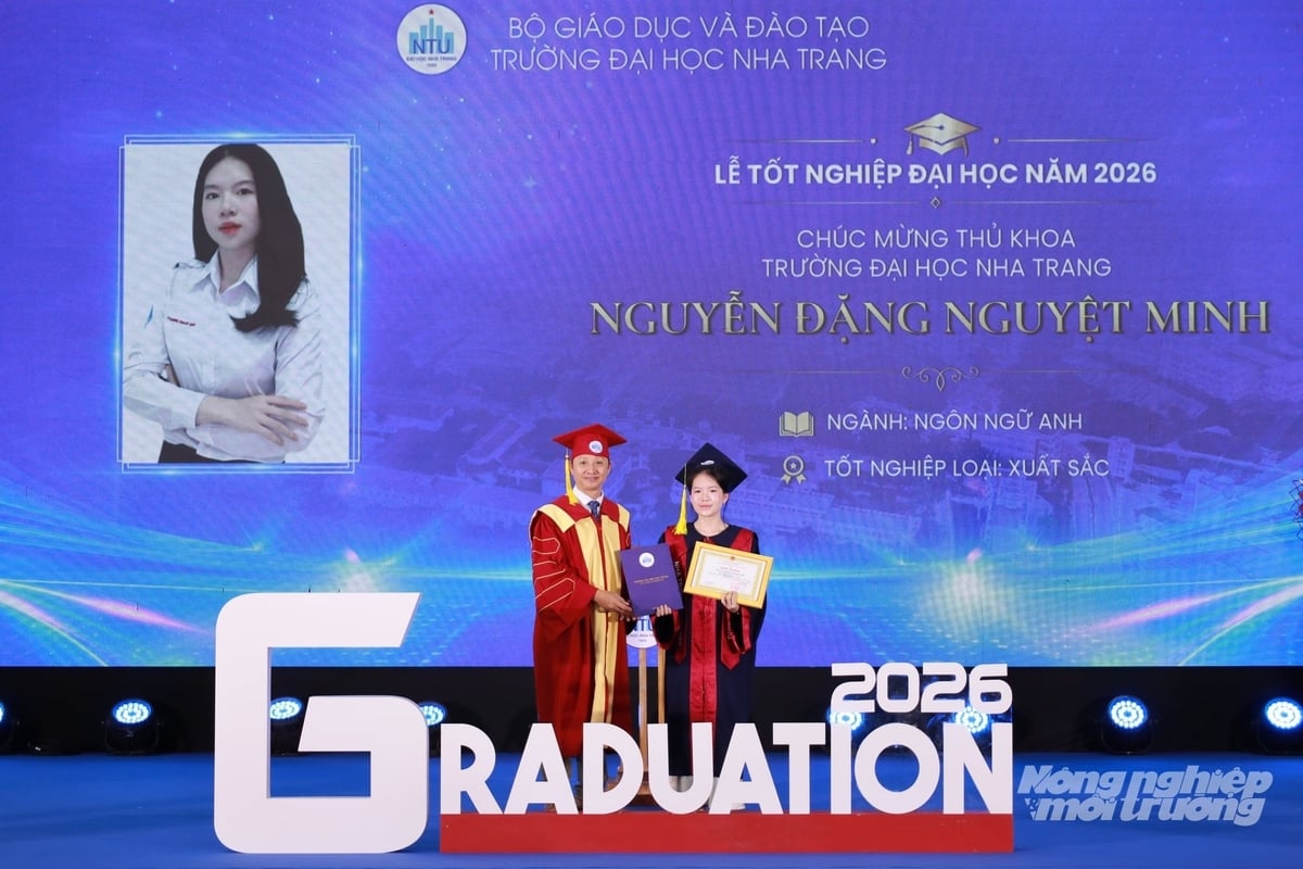 TS. Trần Doãn Hùng, Phó Hiệu trưởng Trường Đại học Nha Trang trao bằng tốt nghiệp và giấy khen cho thủ khoa toàn trường khóa học 2022 - 2026. Ảnh: Phương Chi.