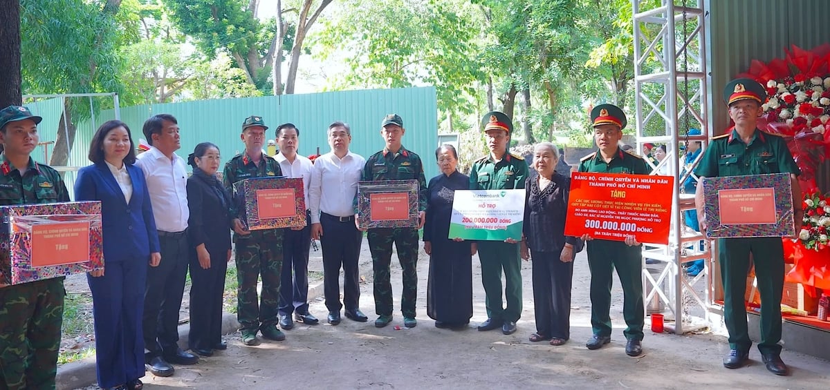 Lãnh đạo Thành phố tặng quà động viên lực lượng chuyên môn tham gia nhiệm vụ tìm, quy tập hài cốt liệt sĩ tại Công viên Lê Thị Riêng. Ảnh: Hồng Thủy.