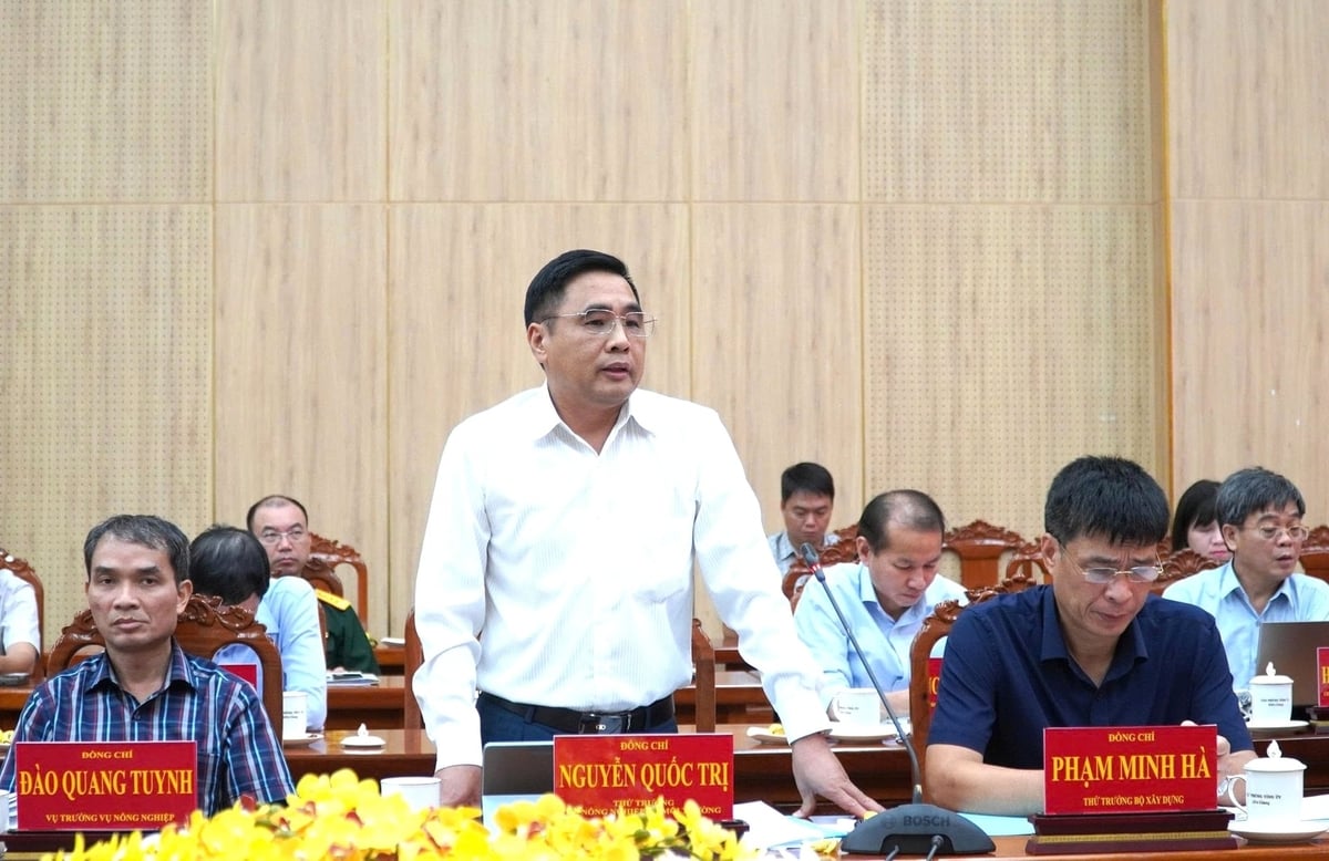 Thứ trưởng Bộ Nông nghiệp và Môi trường Nguyễn Quốc Trị đề nghị An Giang cần tập trung vào nâng cao năng suất, chất lượng và giá trị gia tăng thay vì mở rộng quy mô sản xuất. Ảnh: Trung Chánh.