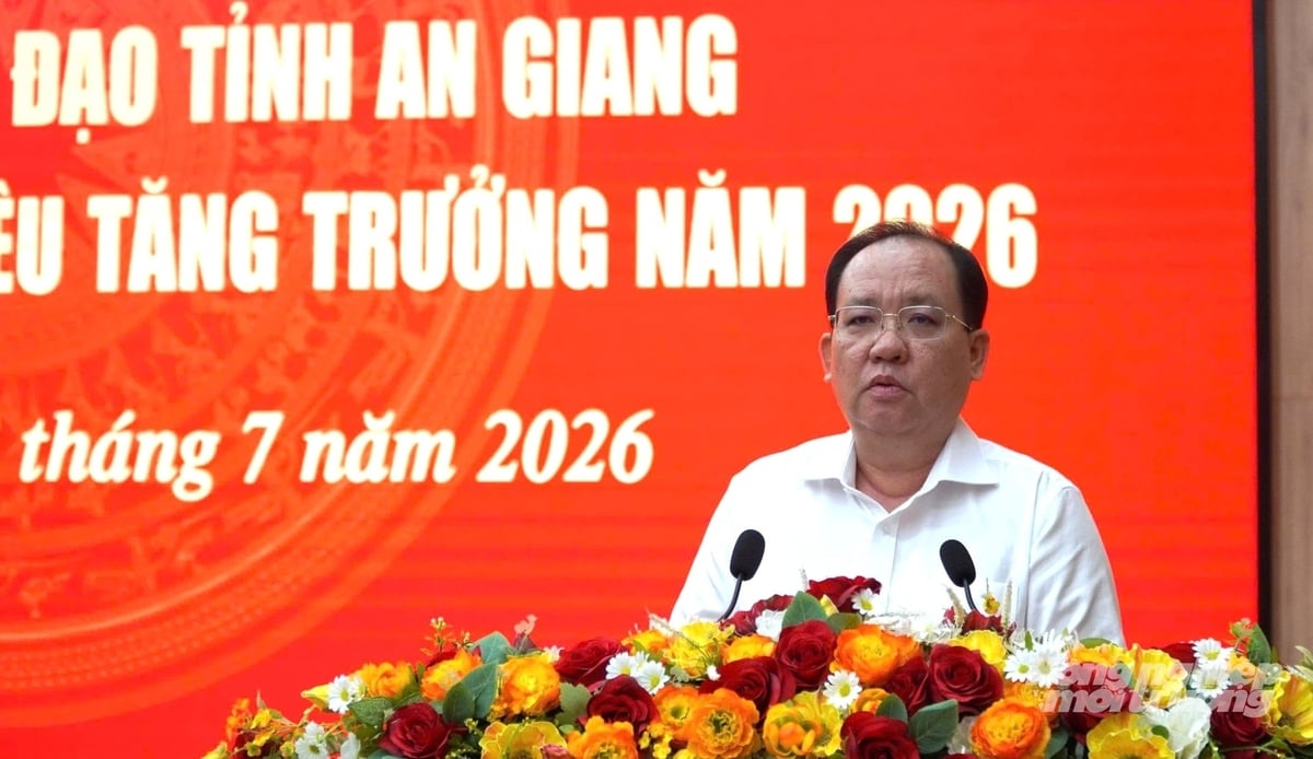 Phó Chủ tịch Thường trực UBND tỉnh An Giang Nguyễn Thanh Phong báo cáo về giải pháp thực hiện mục tiêu tăng trưởng năm 2026 của tỉnh. Ảnh: Trung Chánh.