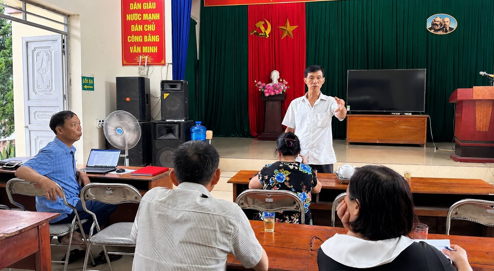Một buổi họp tại giữa 2 xóm cũ về triển khai các nội dung của xã sau khi sáp nhập. Ảnh: Đức Bình.