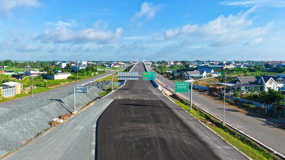 Công trường Vành đai 3 TP HCM đang được đẩy nhanh tiến độ với các hạng mục hoàn thiện mặt đường. Ảnh: Bim Group. 