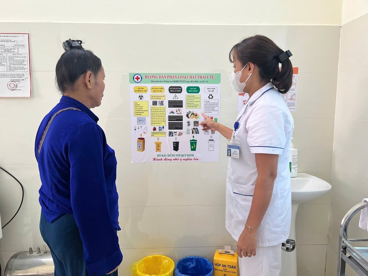 Trong quá trình thăm khám, tư vấn sức khỏe, cán bộ Trạm Y tế xã Thanh Nưa luôn lồng ghép hướng dẫn người dân phân loại rác đúng quy định, góp phần bảo vệ sức khỏe và môi trường. Ảnh: Nguyễn Yến. 