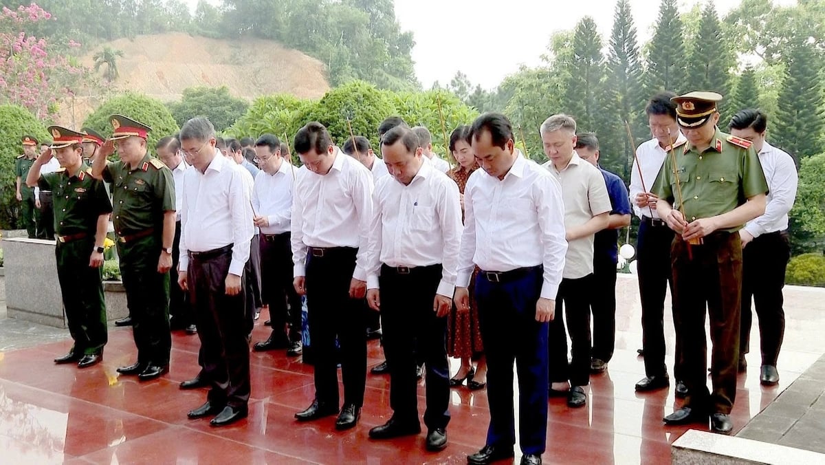 Trước buổi làm việc, Thủ tướng Chính phủ Lê Minh Hưng cùng đoàn công tác đã dâng hương, đặt vòng hoa tưởng niệm các Anh hùng liệt sĩ tại Nghĩa trang Liệt sĩ trung tâm tỉnh Lào Cai. Ảnh: Thanh Ngà.
