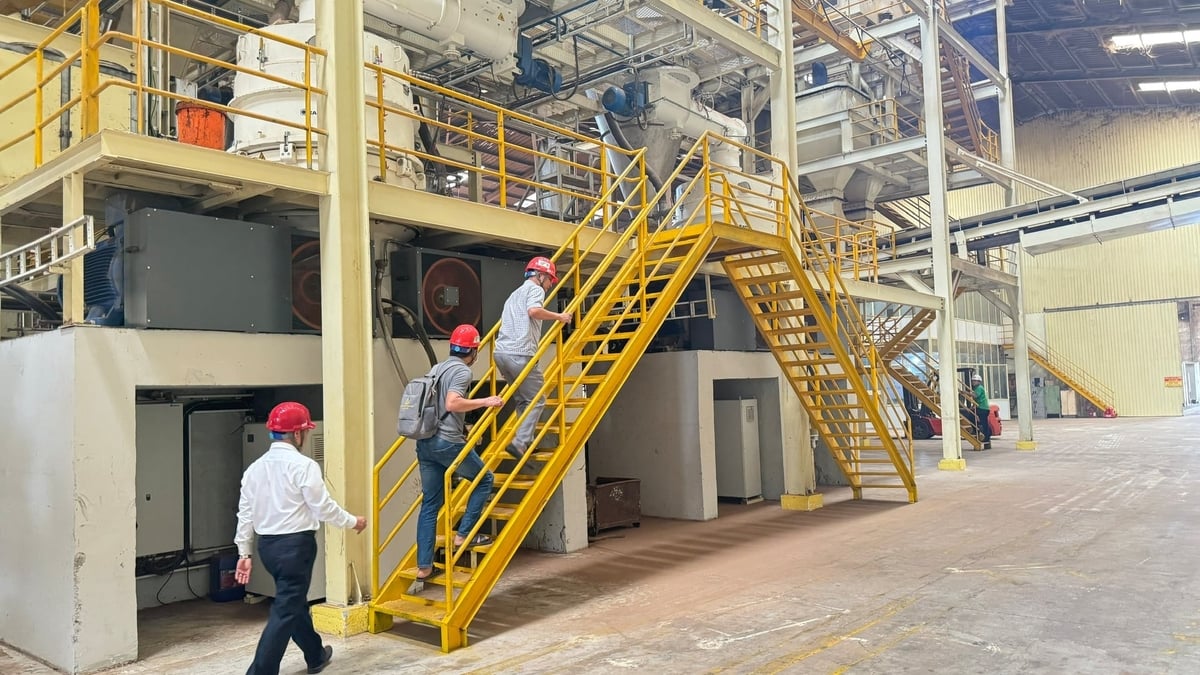Qua quá trình kiểm tra lấy mẫu khí thải, ngành chức năng cho biết, các thông số đã đạt quy chuẩn kỹ thuật môi trường nên cho phép nhà máy vận hành thử trở lại. Ảnh: L.K.