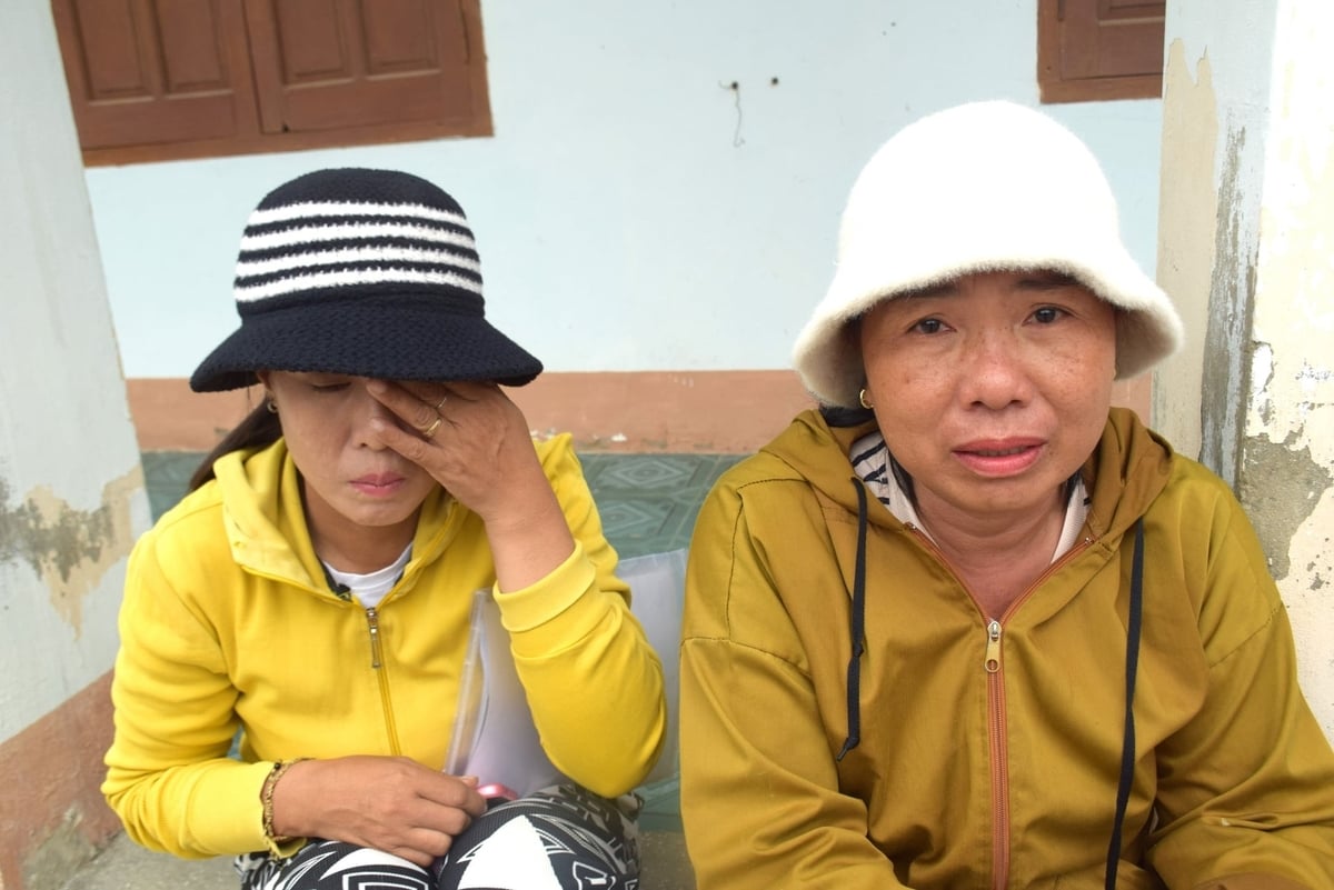 Chị Đặng Thị Tư (bìa phải) và chị Nguyễn Thị Thái Sinh, chủ 2 tàu cá vừa bị cháy lần lượt là BĐ 93895 TS và BĐ 93888 TS không cầm được nước mắt khi kể lại vụ tàu bị cháy. Ảnh: V.Đ.T.