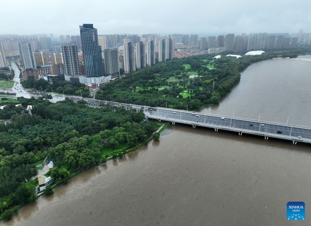 Ảnh chụp từ thiết bị bay không người lái ngày 13/7/2026 ghi lại một đoạn sông Hồn Hà (Hunhe) chảy qua thành phố Thẩm Dương, tỉnh Liêu Ninh, Đông Bắc Trung Quốc. Ảnh: Tân Hoa Xã.