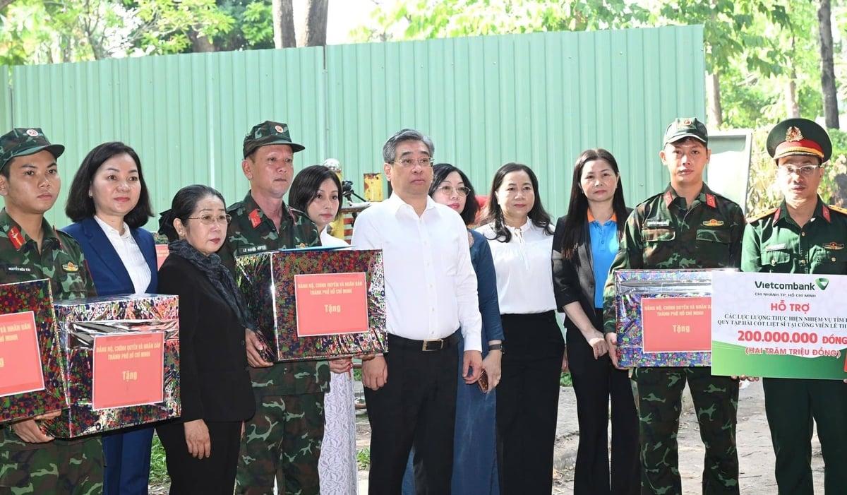 Lãnh đạo Ủy ban MTTQ TP. HCM thăm và tặng quà động viên lực lượng làm nhiệm vụ tìm kiếm hài cốt liệt sĩ ở công viên Lê Thị Riêng ngày 13/7. Ảnh: Hồng Thủy.