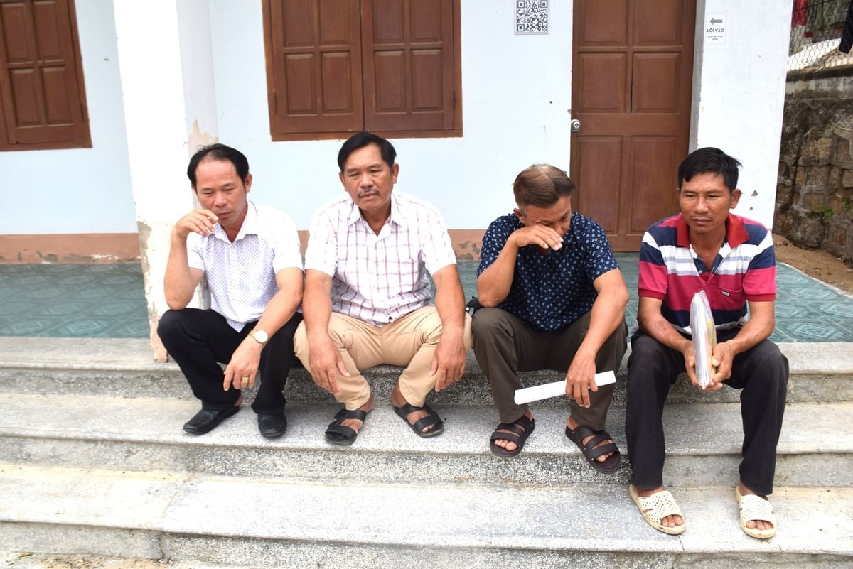 4 ngư dân có tàu bị cháy không giấu được nỗi buồn về thiệt hại và nỗi lo về sinh kế, lần lượt từ trái sang là anh Nguyễn Văn Công, Nguyễn Phong, Nguyễn Ngọc Thế và Lê Văn An. Ảnh:V.Đ.T.