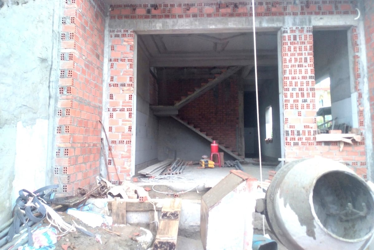 Sau khi bị cháy chiếc tàu cá BĐ 93888 TS, căn nhà đang xây dựng dang dở của vợ chồng chị Nguyễn Thị Thái Sinh đành phải dừng việc xây dựng vì đã mất đứt nguồn thu nhập. Ảnh:V.Đ.T.