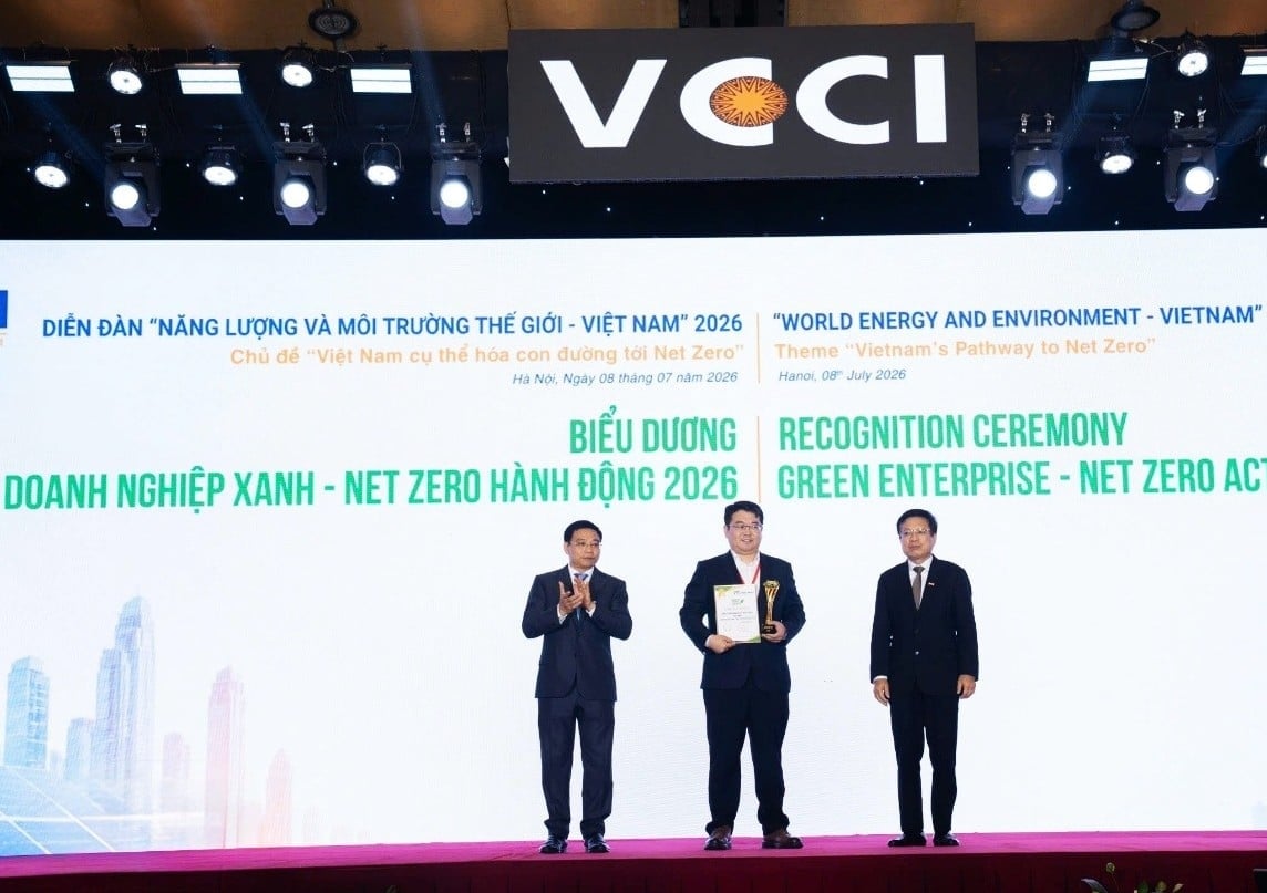 Ông Liu Jia - Tổng giám đốc YADEA Việt Nam nhận biểu trưng 'Doanh nghiệp xanh - Net Zero hành động'. Ảnh: Nguyễn Thành.