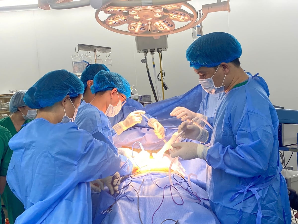 Các y, bác sĩ Bệnh viện đa khoa Xanh Pôn thực hiện lấy đa tạng từ người hiến chết não. Ảnh: BVĐKXP.