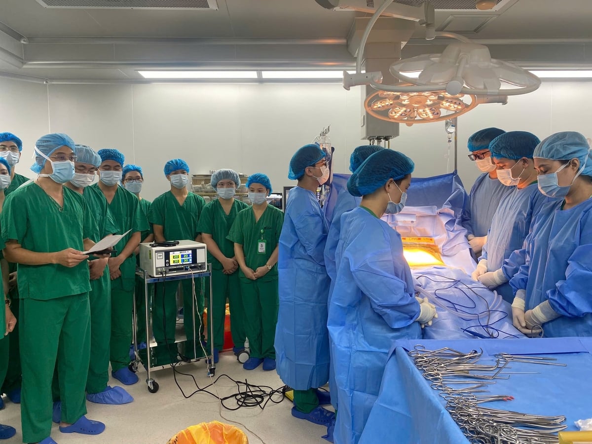 Các y bác sĩ tưởng niệm bệnh nhân chết não trước khi tiến hành lấy đa tạng từ người hiến. Ảnh: BVĐKXP.