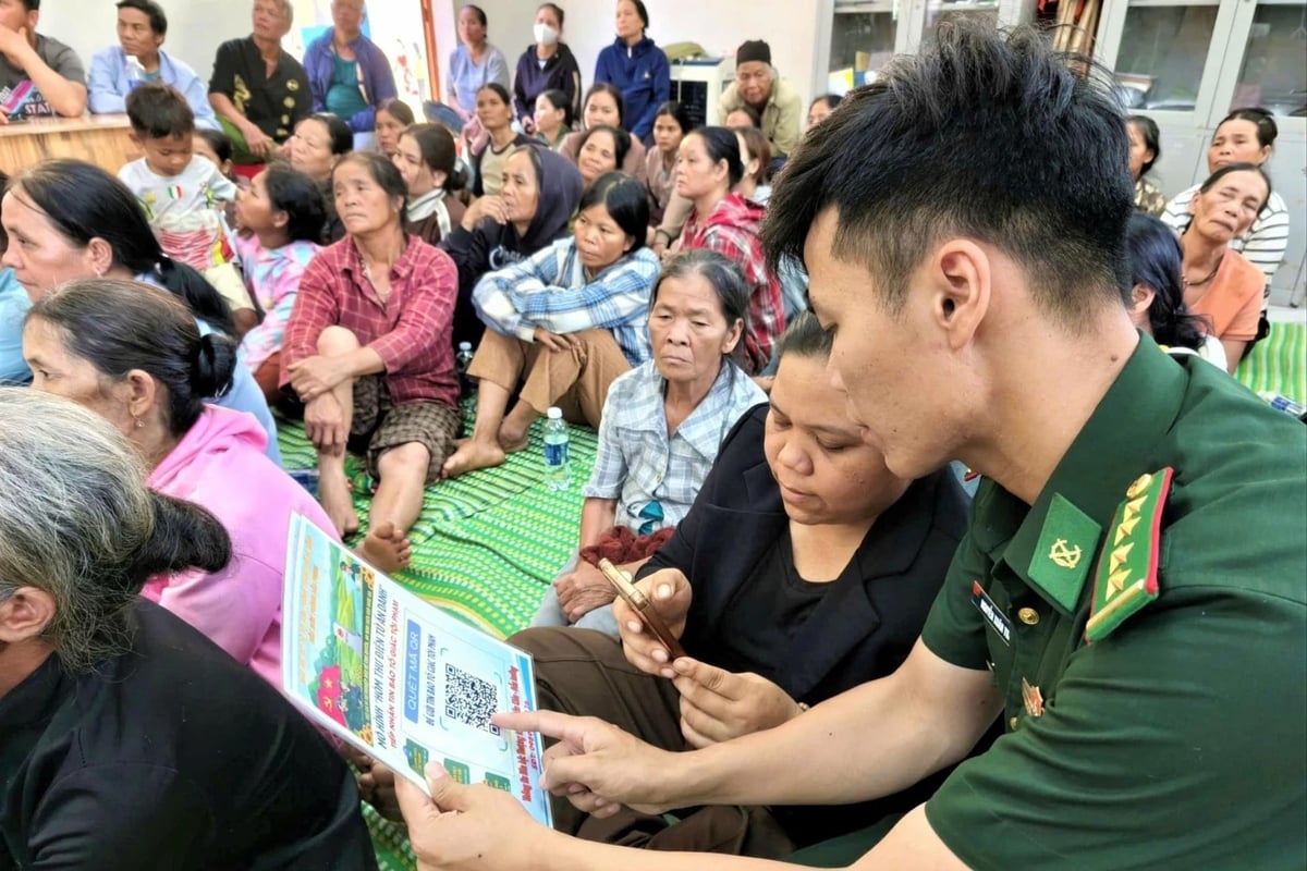 Thông qua mã QR, người dân các xã biên giới TP. Đà Nẵng được hướng dẫn cách báo tin, tố giác tội phạm. Ảnh: Đăng Nguyên.