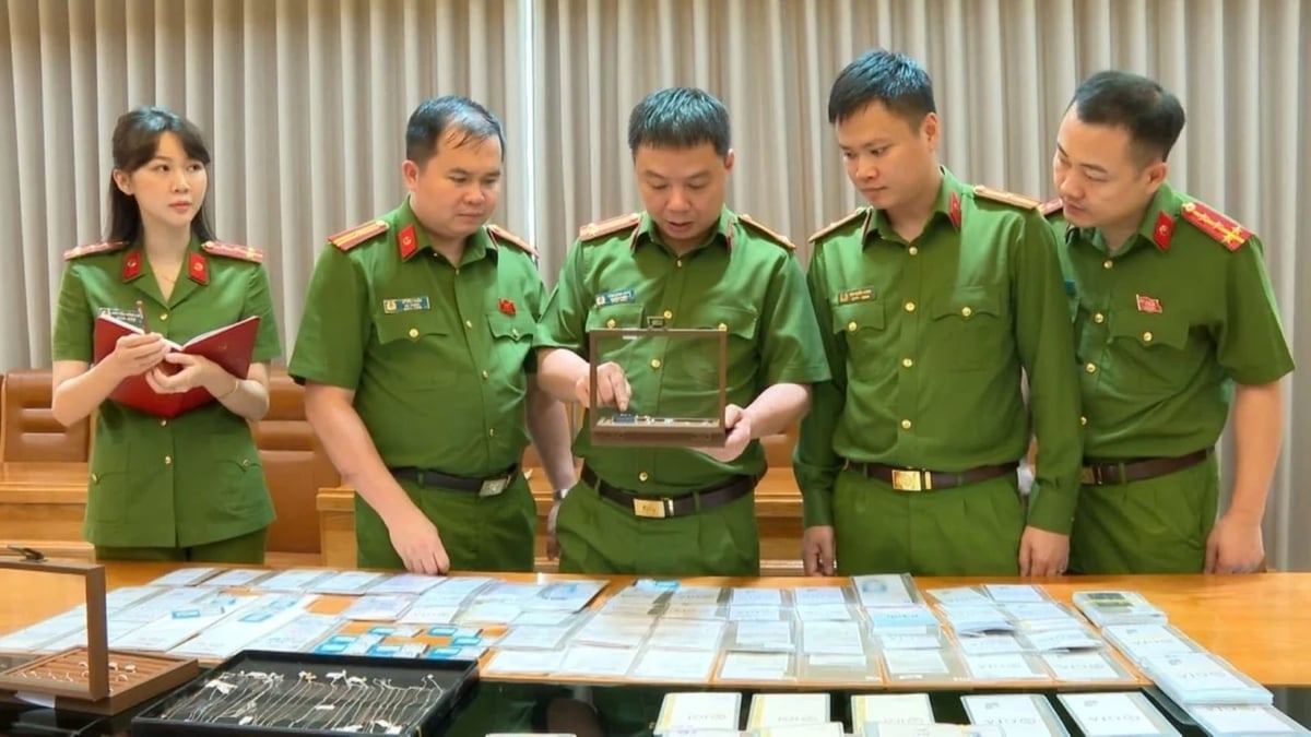 Lực lượng công an kiểm tra tang vật vụ án. Ảnh: CA Thanh Hóa.