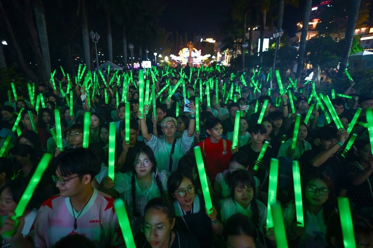 Khán giả, người dân địa phương hòa mình vào không khí náo nhiệt, lan tỏa năng lượng tích cực. Ảnh: VPBank.