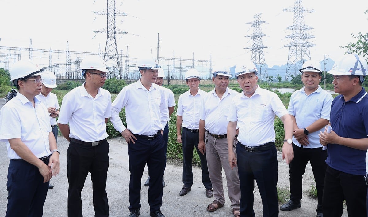 Đoàn công tác của EVNNPT nghe báo cáo tiến độ triển khai dự án. Ảnh: EVNNPT.