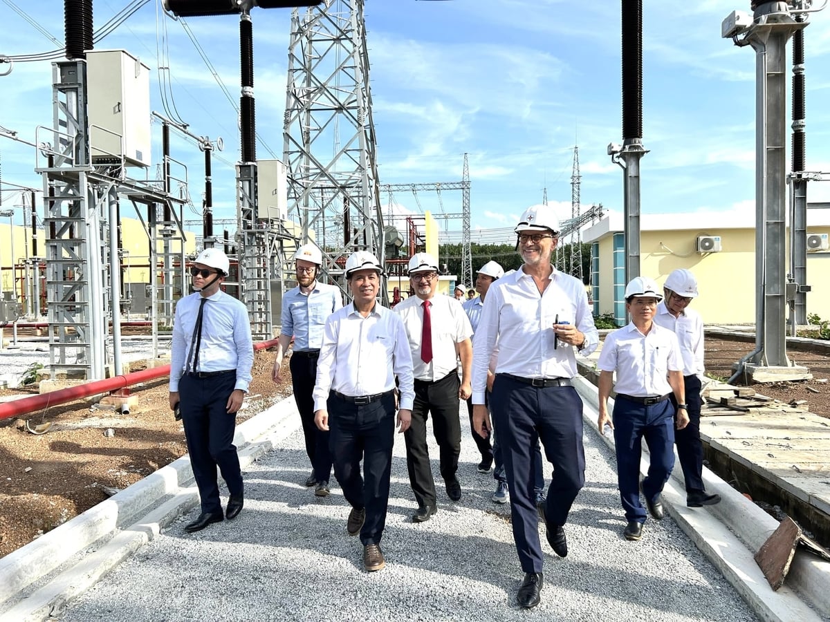 Đoàn công tác của Đại sứ quán Pháp tại Việt Nam và Cơ quan Phát triển Pháp thăm Trạm biến áp 500kV Bình Dương 1. Ảnh: EVNNPT.