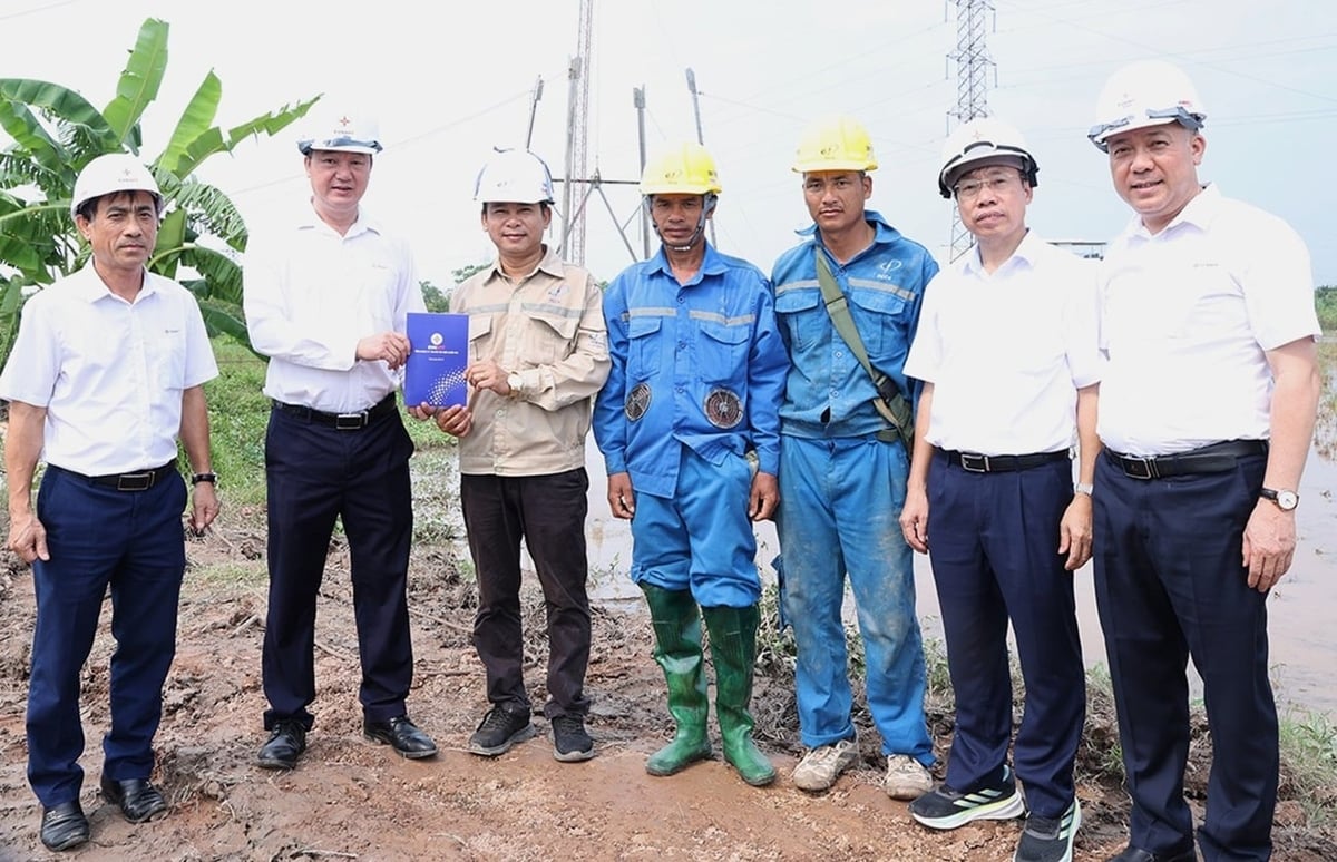 Đại diện Lãnh đạo EVNNPT tặng quà động viên nhà thầu thi công xây lắp dự án. Ảnh: EVNNPT.