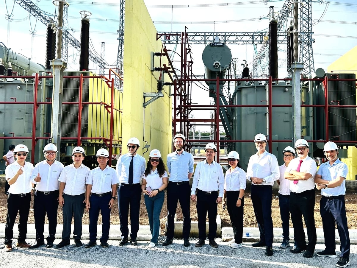 Đoàn công tác chụp ảnh lưu niệm tại Trạm biến áp 500kV Bình Dương 1. Ảnh: EVNNPT.