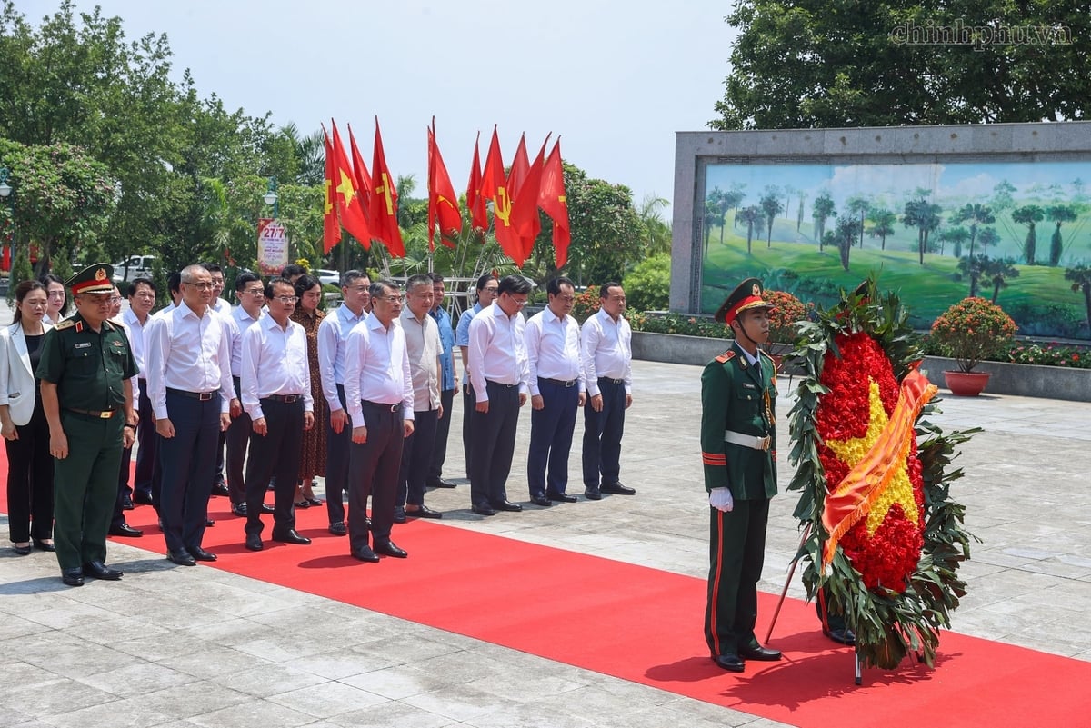 Thủ tướng Chính phủ và các đại biểu dâng hương, dâng hoa tại Đài tưởng niệm Anh hùng Liệt sĩ tỉnh Phú Thọ. Ảnh: VGP/Nhật Bắc.