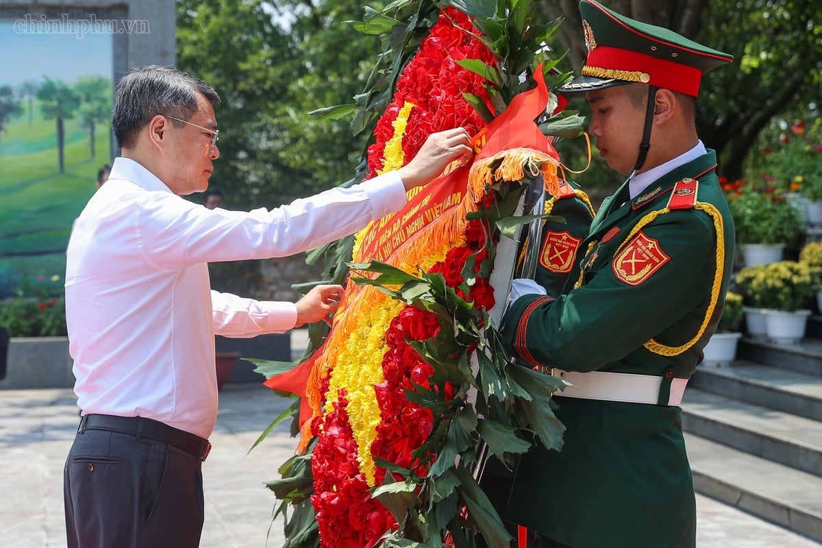 Thủ tướng Chính phủ dâng hoa tại Đài tưởng niệm Anh hùng Liệt sĩ tỉnh Phú Thọ. Ảnh: VGP/Nhật Bắc.