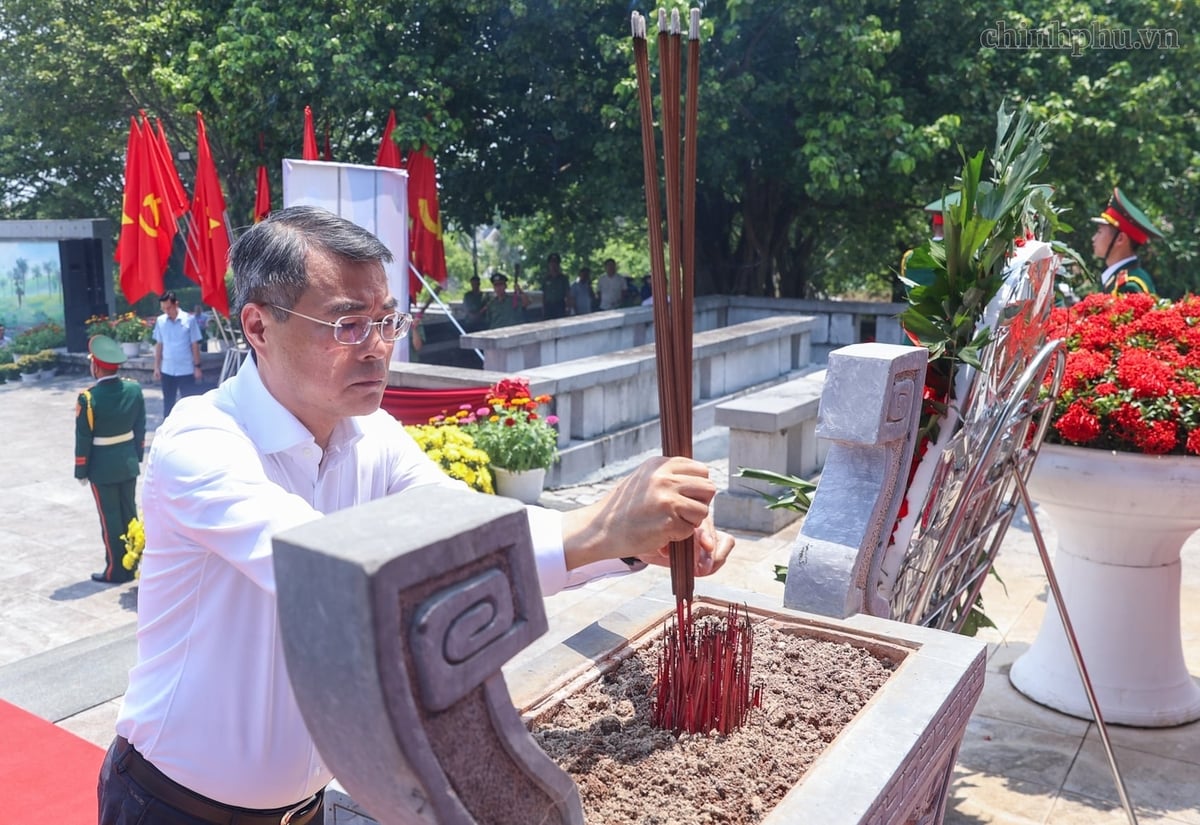 Thủ tướng Chính phủ và các đại biểu bày tỏ lòng biết ơn sâu sắc và đời đời ghi nhớ công lao to lớn của các Anh hùng liệt sĩ. Ảnh: VGP/Nhật Bắc.