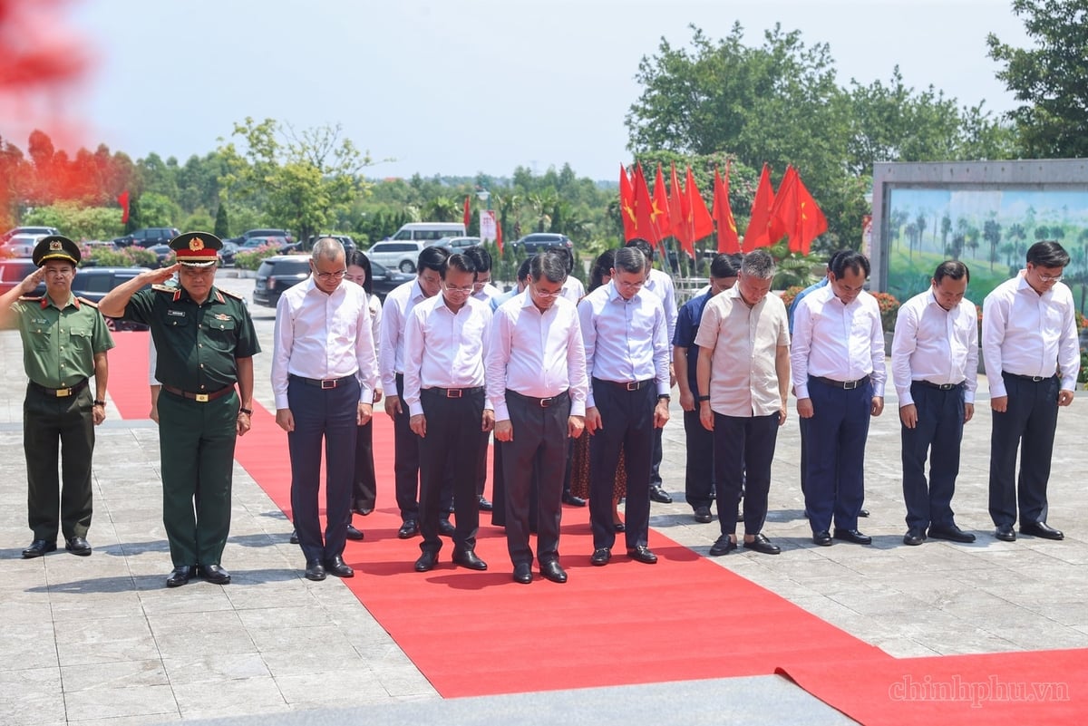 Thủ tướng Chính phủ và các đại biểu bày tỏ lòng biết ơn sâu sắc và đời đời ghi nhớ công lao to lớn của các Anh hùng liệt sĩ. Ảnh: VGP/Nhật Bắc.